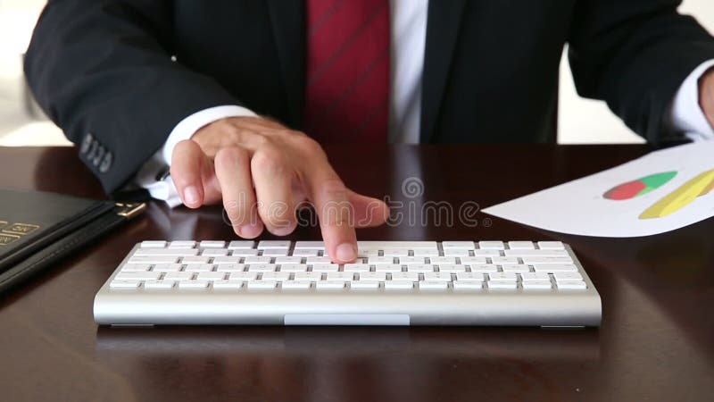 Schließen Sie oben von den Geschäftsmannhänden, die auf Tastatur schreiben