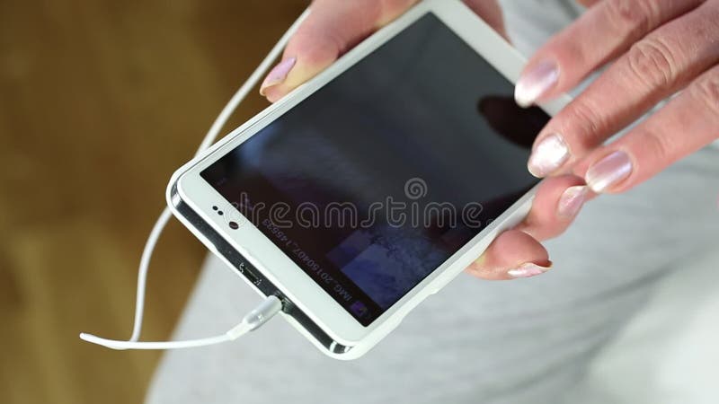 Schließen Sie oben von den älteren Frauenhänden unter Verwendung des weißen Smartphone stock video Schließen Sie oben von den älteren Frauenhänden unter Verwendung des weißen Smartphone stock video