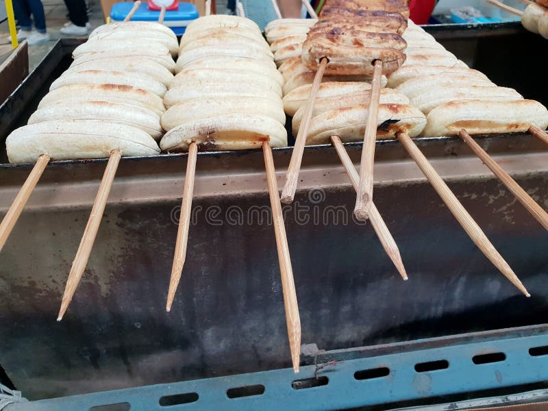 Schließen Sie oben von der Banane, die an der Straßennahrung gegrillt wird lizenzfreies stockbild Schließen Sie oben von der Banane, die an der Straßennahrung gegrillt wird lizenzfreies stockbild