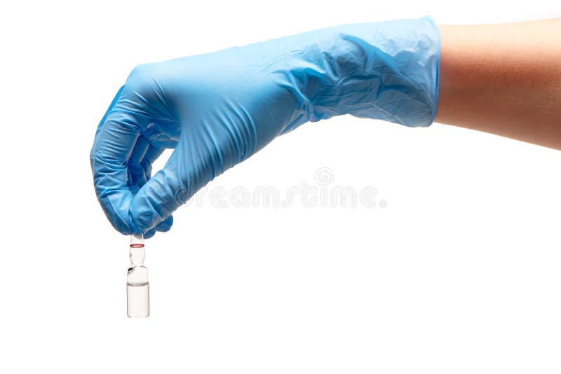 Schließen Sie oben von der Hand der Ärztin im Blau entkeimten chirurgischen Handschuh, der transparente weiße Glasampulle mit ein lizenzfreies stockbild Schließen Sie oben von der Hand der Ärztin im Blau entkeimten chirurgischen Handschuh, der transparente weiße Glasampulle mit ein lizenzfreies stockbild