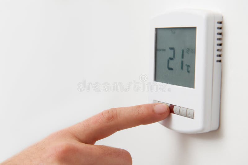 Schließen Sie oben von der Hand, die Zentralheizungs-Thermostat Co Digital justiert