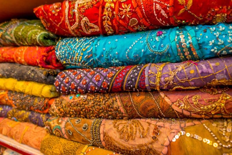 Schließen Sie oben von der indischen traditionellen Frauen-Sarikleidung auf Markt Kaufender Hochzeits-Sari in Jaipur Bunter schön stockfoto Schließen Sie oben von der indischen traditionellen Frauen-Sarikleidung auf Markt Kaufender Hochzeits-Sari in Jaipur Bunter schön stockfoto