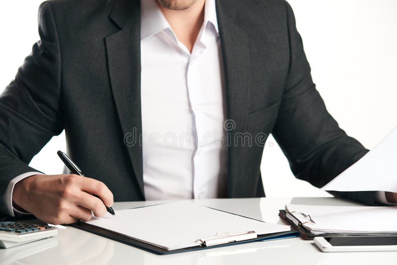 Schließen Sie oben von der menschlichen Hand, die ein Dokument unterzeichnet lizenzfreies stockbild Schließen Sie oben von der menschlichen Hand, die ein Dokument unterzeichnet lizenzfreies stockbild