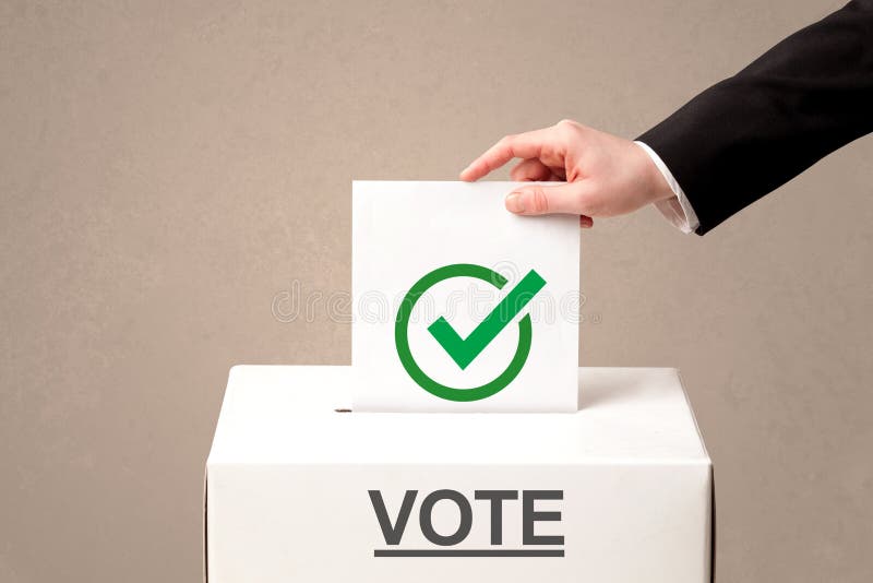 Schließen Sie oben von der männlichen Hand, die Abstimmung in eine Wahlurne setzt lizenzfreie stockbilder Schließen Sie oben von der männlichen Hand, die Abstimmung in eine Wahlurne setzt lizenzfreie stockbilder
