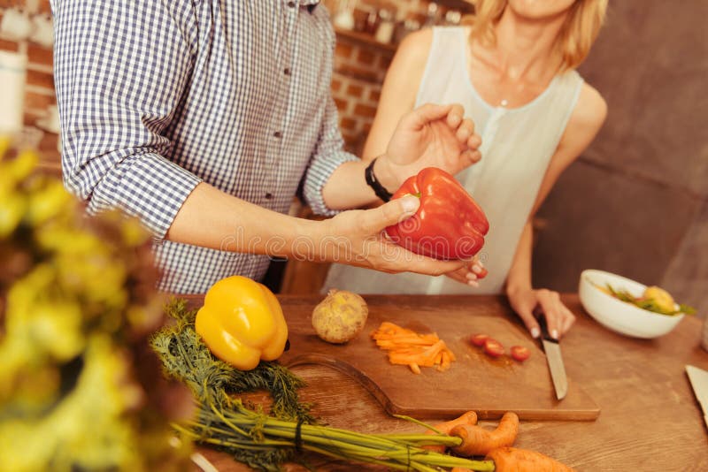 Schließen Sie oben von der männlichen Hand diesen haltenen Pfeffer stockfoto Schließen Sie oben von der männlichen Hand diesen haltenen Pfeffer stockfoto