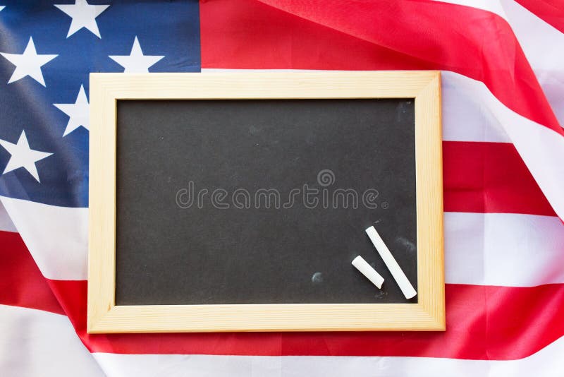 Schließen Sie oben von der Schultafel auf amerikanischer Flagge lizenzfreies stockbild Schließen Sie oben von der Schultafel auf amerikanischer Flagge lizenzfreies stockbild