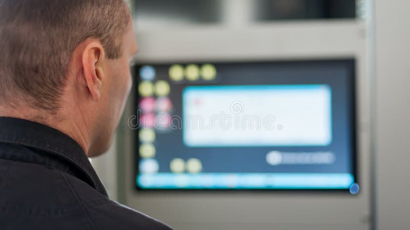 Schließen Sie oben von der Wartungstechnikerprüfungs-Spannungsschaltanlage lizenzfreies stockbild Schließen Sie oben von der Wartungstechnikerprüfungs-Spannungsschaltanlage lizenzfreies stockbild
