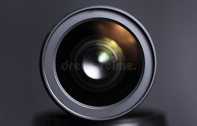 Schließen Sie oben von dslr Zoomobjektiv. Schließen Sie oben vom dslr Zoomobjektiv-Frontelement auf grauem Studiohintergrund