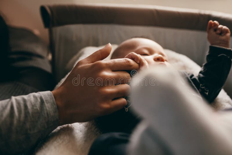 Schließen Sie oben von einem Baby, das auf seiner Krippe schläft stockfotografie Schließen Sie oben von einem Baby, das auf seiner Krippe schläft stockfotografie