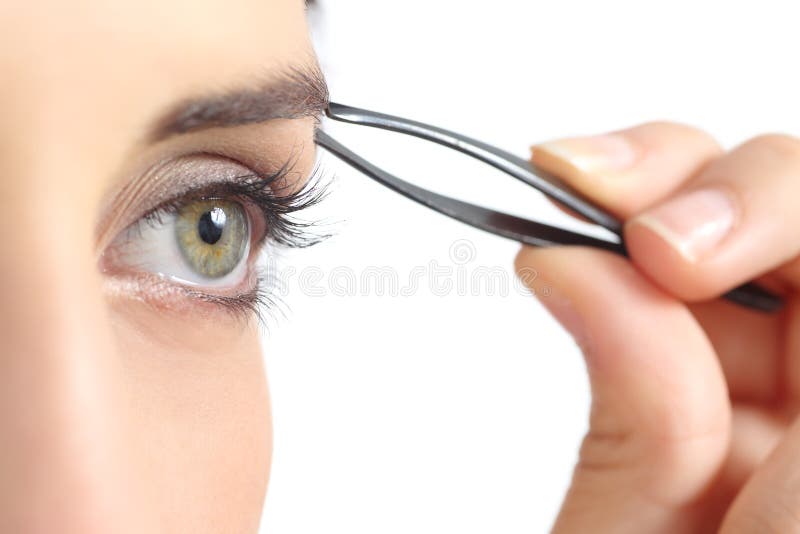 Schließen Sie oben von einem Frauenauge und handrupfende Augenbrauen lizenzfreies stockfoto Schließen Sie oben von einem Frauenauge und handrupfende Augenbrauen lizenzfreies stockfoto