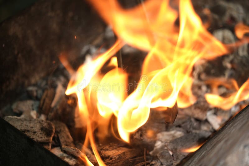 Schließen Sie oben von einem Lagerfeuer nachts lizenzfreie stockfotografie Schließen Sie oben von einem Lagerfeuer nachts lizenzfreie stockfotografie