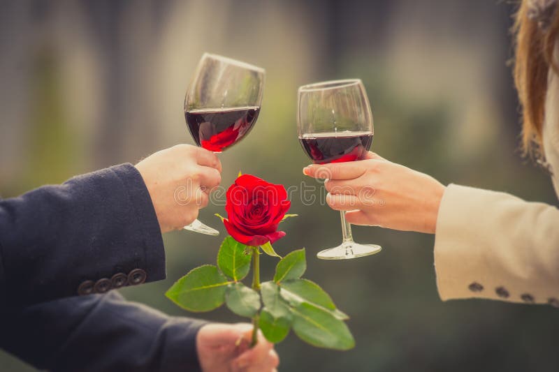 Schließen Sie oben von einem trinkenden Wein der Paare am Valentinsgrußtag