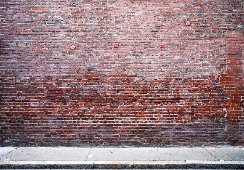 Schließen Sie oben von einer verwitterten Backsteinmauer stockbilder