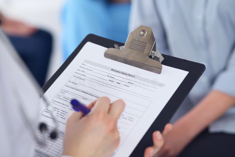 Weiblicher Medizindoktor, Der Ihrem Patienten Hilft, Nach Operati Zu