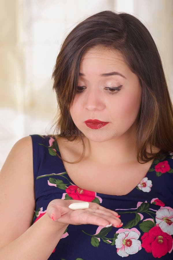 Schließen Sie oben von einer überraschten Frau, die in ihrer Hand eine vaginale Tablette der weichen Gelatine oder ein Zäpfchen, lizenzfreie stockfotos Schließen Sie oben von einer überraschten Frau, die in ihrer Hand eine vaginale Tablette der weichen Gelatine oder ein Zäpfchen, lizenzfreie stockfotos