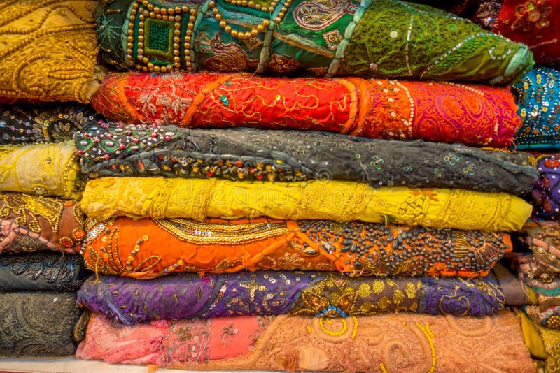 Schließen Sie oben von indischer traditioneller Frauen ari Kleidung auf Markt , bunte schöne Kleider im Speicher Luxus-Orientale lizenzfreie stockbilder Schließen Sie oben von indischer traditioneller Frauen ari Kleidung auf Markt , bunte schöne Kleider im Speicher Luxus-Orientale lizenzfreie stockbilder