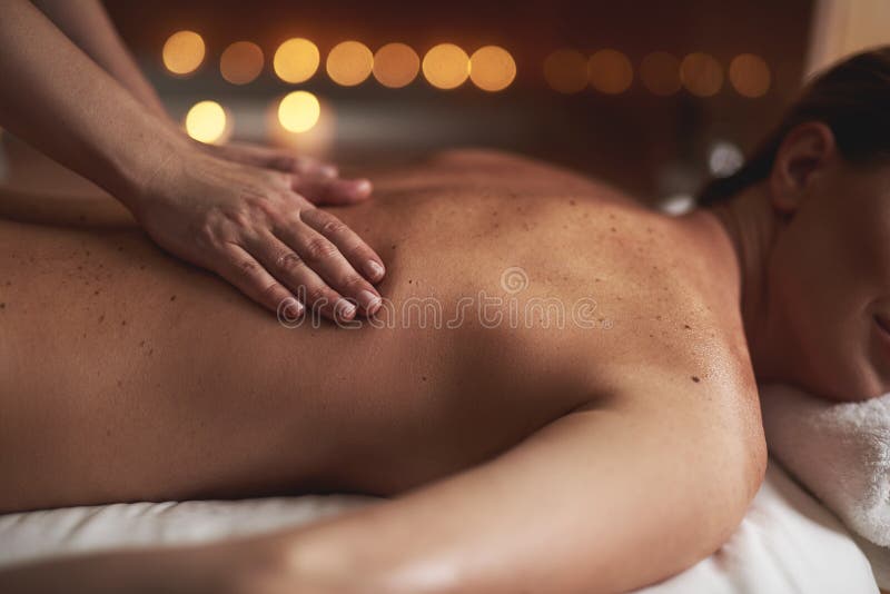 Schließen Sie oben von junger Dame, die Massage im Badekurortsalon hat stockfotos Schließen Sie oben von junger Dame, die Massage im Badekurortsalon hat stockfotos