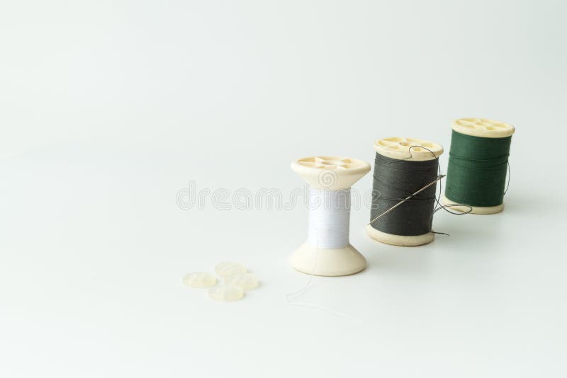 Schließen Sie oben von nähenden Einzelteilen, von der Spule des Threads, von der Nadel und vom Knopf lizenzfreie stockbilder Schließen Sie oben von nähenden Einzelteilen, von der Spule des Threads, von der Nadel und vom Knopf lizenzfreie stockbilder
