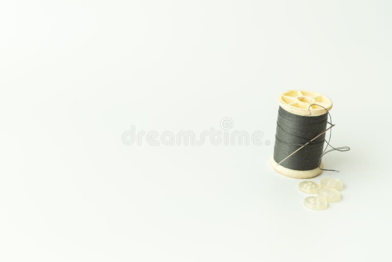 Schließen Sie oben von nähenden Einzelteilen, von der Spule des Threads, von der Nadel und vom Knopf lizenzfreie stockfotografie Schließen Sie oben von nähenden Einzelteilen, von der Spule des Threads, von der Nadel und vom Knopf lizenzfreie stockfotografie