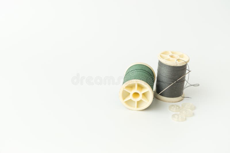 Schließen Sie oben von nähenden Einzelteilen, von der Spule des Threads, von der Nadel und vom Knopf stockbild Schließen Sie oben von nähenden Einzelteilen, von der Spule des Threads, von der Nadel und vom Knopf stockbild