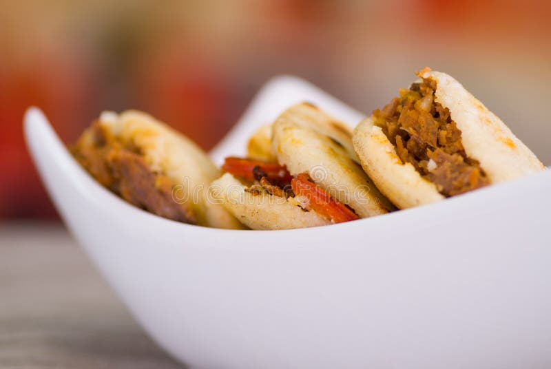 Schließen Sie oben von traditionelle köstliche arepas, zerrissene Hühneravocado und Cheddar-Käse und zerrissenes Rindfleisch auf stockfotos Schließen Sie oben von traditionelle köstliche arepas, zerrissene Hühneravocado und Cheddar-Käse und zerrissenes Rindfleisch auf stockfotos