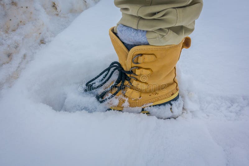 Schließen Sie oben von tragendem ledernem Wanderstiefel des jungen Mannes in den Beinen und im Berg in Norwegen stockfoto Schließen Sie oben von tragendem ledernem Wanderstiefel des jungen Mannes in den Beinen und im Berg in Norwegen stockfoto