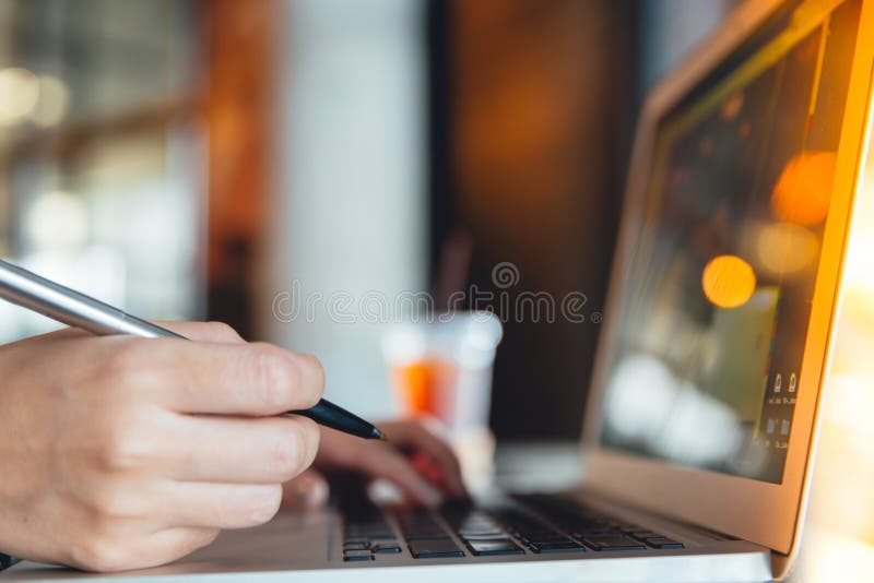 Schließen Sie oben von weibliche Handschreibentext für das Grasen oder das Suchen von Informationen über Laptoptastatur lizenzfreies stockbild Schließen Sie oben von weibliche Handschreibentext für das Grasen oder das Suchen von Informationen über Laptoptastatur lizenzfreies stockbild