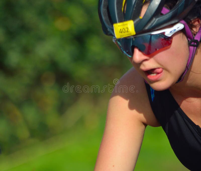 Schließen Sie oben von weiblichem Triathlete stockfotografie Schließen Sie oben von weiblichem Triathlete stockfotografie