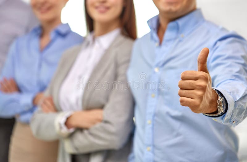 Schließen Sie vom glücklichen Geschäftsmann, der sich Daumen zeigt stockbild