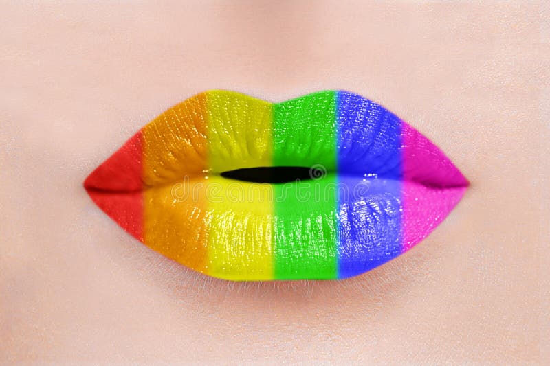 Schließen Sie von den perfekten Lippen der sexy kaukasischen Frau mit Regenbogenlippenstift L.G.B.T., lesbische Liebe und Stolzko Schließen Sie von den perfekten Lippen der sexy kaukasischen Frau mit Regenbogenlippenstift L.G.B.T., lesbische Liebe und Stolzko