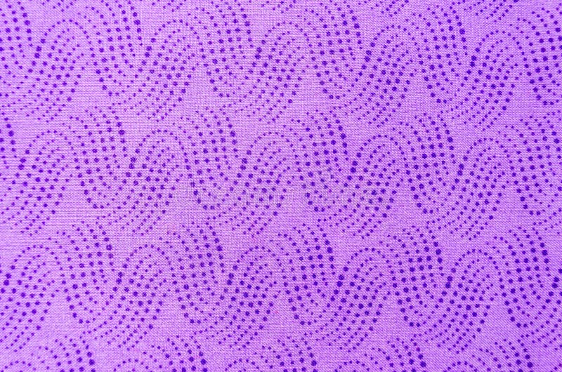 Schließen über der Sicht der Wellen von blauen Kaskadingpunkten auf hellvioletten Stoff lizenzfreie stockfotografie