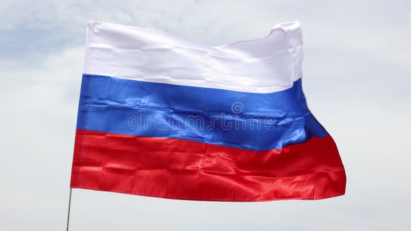 Schließung der Nationalflagge der Russischen Föderation, die im Wind gegen einen bewölkten Himmel flattert