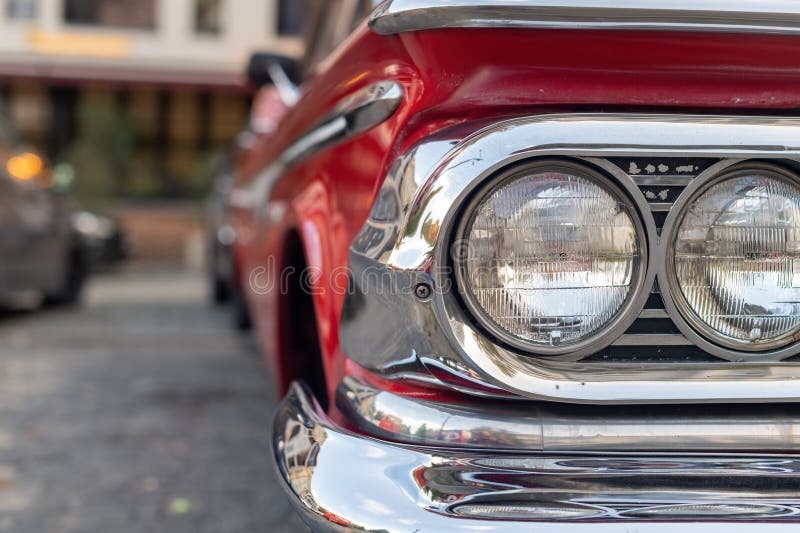 Schließung der Scheinwerfer eines amerikanischen Retroautos stockbilder
