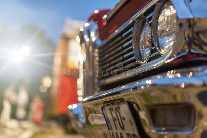 Schließung der Scheinwerfer eines amerikanischen Retroautos lizenzfreies stockbild