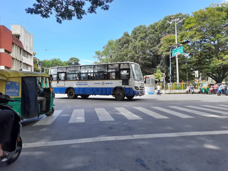 Schließung des blauen bmtc-Bus, der die Straße des Netkallappa-Kreises in der Nähe der Basavanagudi Polizeistation kr Markt Haupts