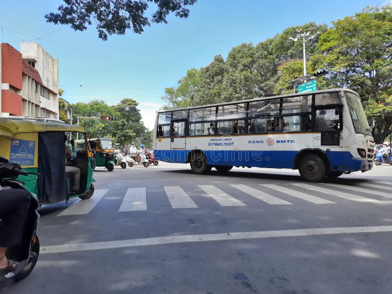 Schließung des blauen bmtc-Bus, der die Straße des Netkallappa-Kreises in der Nähe der Basavanagudi Polizeistation kr Markt Haupts