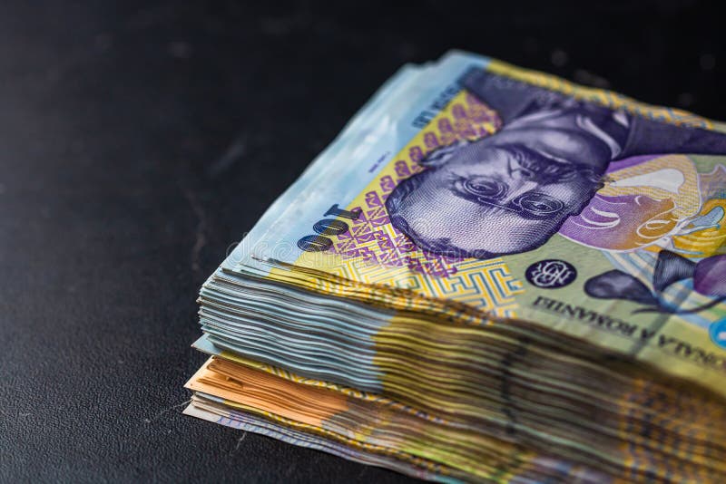 Schließung eines Stapels von 100 lei Banknoten Welt Geld Inflation und Wirtschaft Konzept lizenzfreie stockfotografie