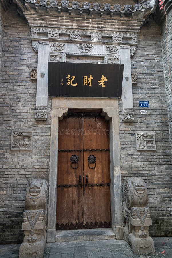 Schließung eines traditionellen chinesischen Tors in wuhan city, china stockfotos Schließung eines traditionellen chinesischen Tors in wuhan city, china stockfotos