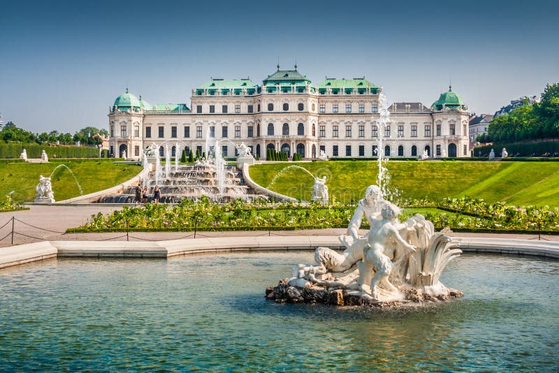 Krásny výhľad slávny Schloss Belvedere, postavený Johann Lukas von Hildebrandt ako letné sídlo pre Princa Eugena Savojského, vo Viedni, v Rakúsku.