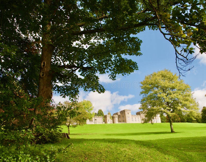 Schloss im Parkland stockbilder Schloss im Parkland stockbilder