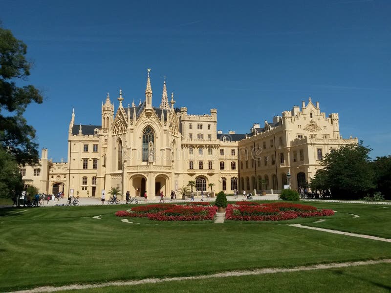 Schloss Lednice und Teil seines Gartens am Sommertag mit blauem Himmel stockbild Schloss Lednice und Teil seines Gartens am Sommertag mit blauem Himmel stockbild