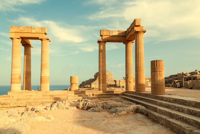 Schloss Lindos Medivial mit einigen alten Teilen einschließlich den Tempel von Lindia Athene, in der Insel von Rhodos bei Dodecan lizenzfreie stockfotos Schloss Lindos Medivial mit einigen alten Teilen einschließlich den Tempel von Lindia Athene, in der Insel von Rhodos bei Dodecan lizenzfreie stockfotos