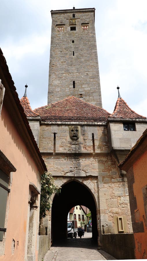 Schloss-Tor in Rothenburg-ob der Tauber, Deutschland lizenzfreie stockbilder Schloss-Tor in Rothenburg-ob der Tauber, Deutschland lizenzfreie stockbilder