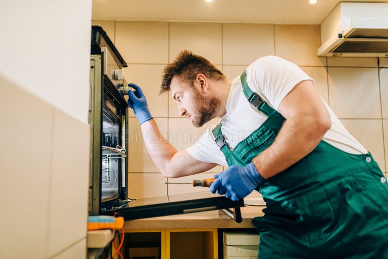 Schlosser in der Uniform überprüft den Ofen, Techniker stockfotos Schlosser in der Uniform überprüft den Ofen, Techniker stockfotos