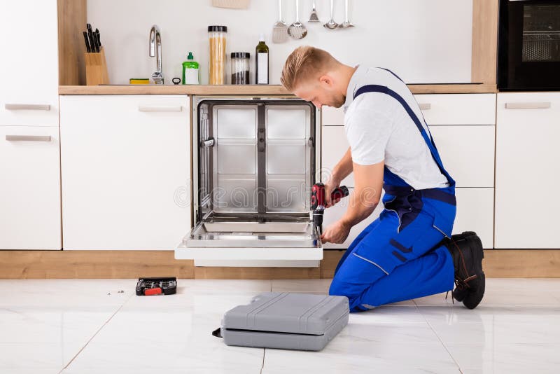 Schlosser Repairing Dishwasher lizenzfreies stockbild Schlosser Repairing Dishwasher lizenzfreies stockbild