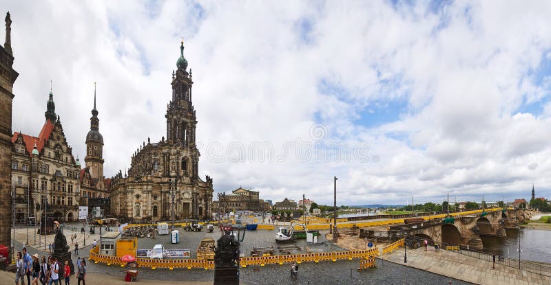 Schlossplatz, praça da cidade em Dresden, Alemanha imagem de stock royalty free Schlossplatz, praça da cidade em Dresden, Alemanha imagem de stock royalty free
