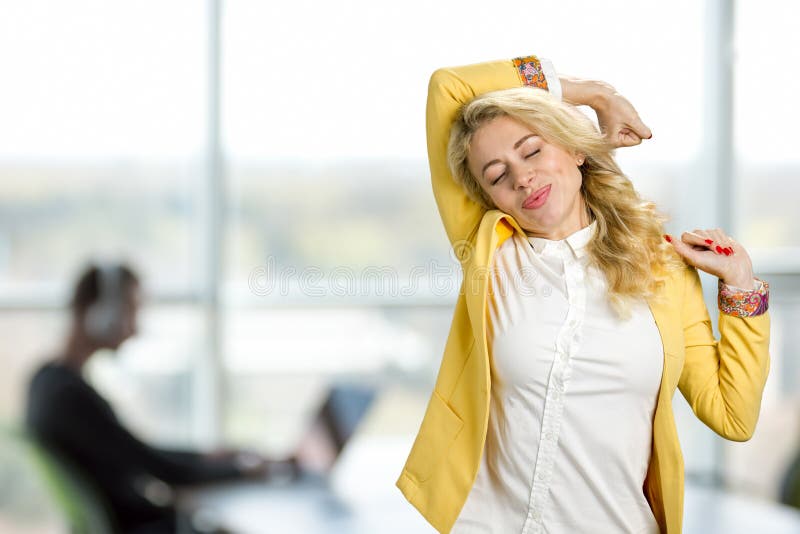 Schläfriges Mädchen auf Bürofensterhintergrund stockfoto Schläfriges Mädchen auf Bürofensterhintergrund stockfoto