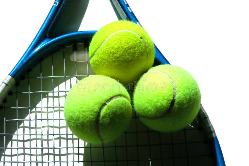 Schläger mit drei Tennis-Kugeln stockfotografie Schläger mit drei Tennis-Kugeln stockfotografie