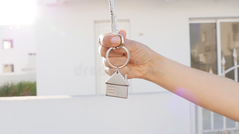 Schlüssel in der Hand mit Immobilien
