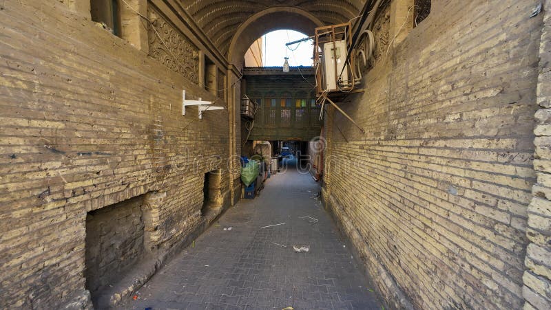 Schmale Alleyway mit gewitterten Mauern lizenzfreie stockfotos